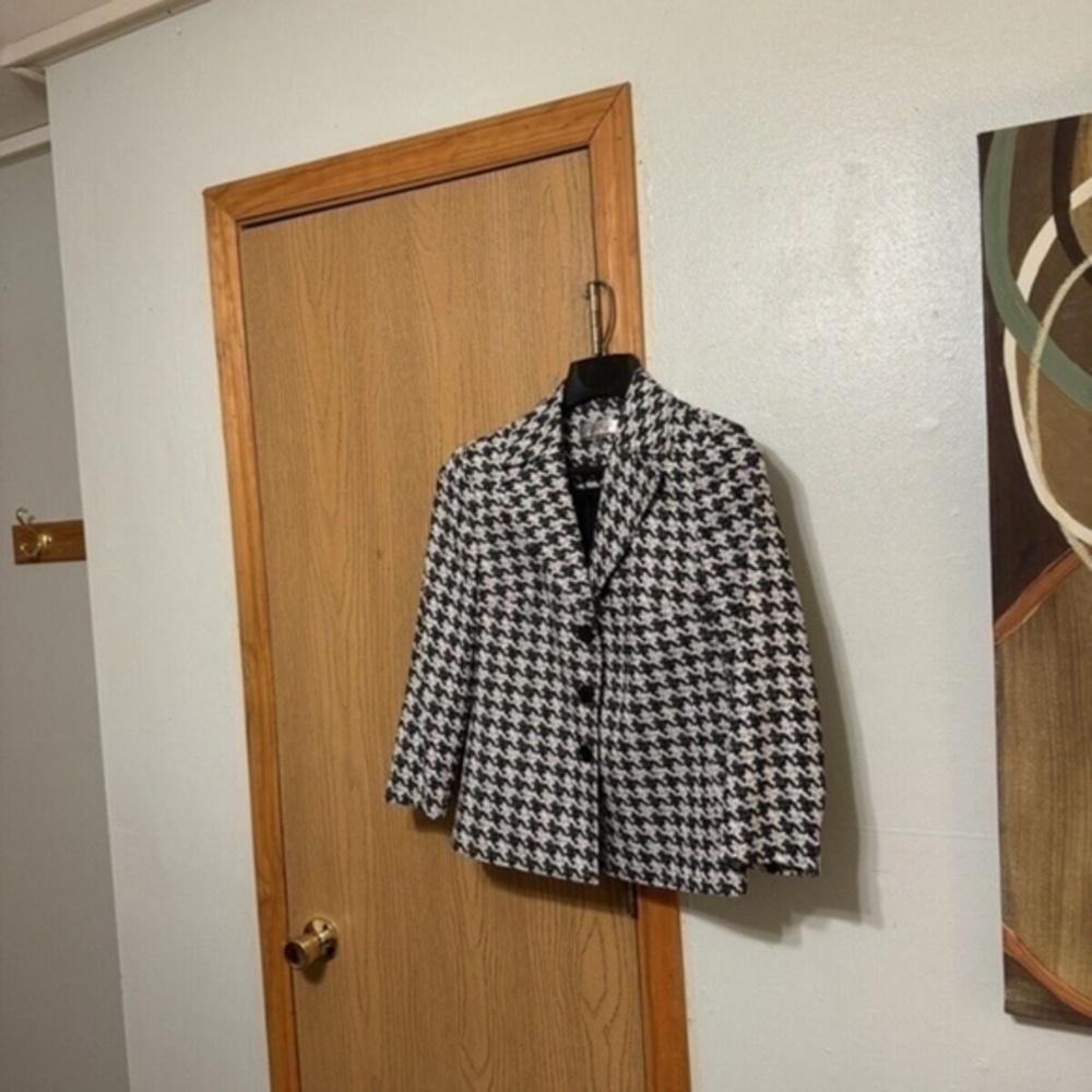 Kasper Size 8 Black & White w/Houndstooth Print Three-Button Blazer - EUC
